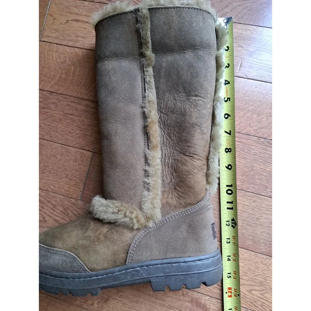 UGG Australia Women's Sundance II Revival Winter Chestnut Boots 9 W Sheepskin